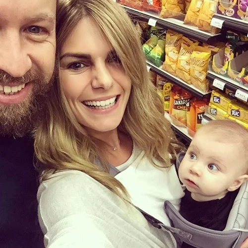 Γιάννης Βαρδής - Νατάσα Σκαφιδά: Στόλισαν το Χριστουγεννιάτικο δέντρο τους