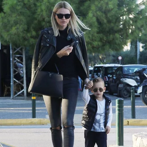 Νάταλι Θάνου: Χαλαρές βόλτες με το γιο της