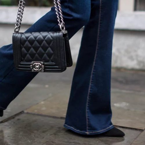 5 tips για να φορέσεις το παντελόνι- καμπάνα με στυλ