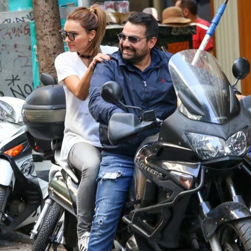 Ελένη Τσολάκη: Βόλτα με το σύντροφό της στο κέντρο της Αθήνας