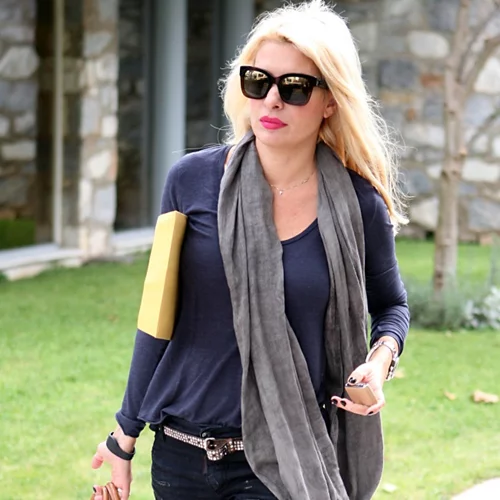 Ελένη Μενεγάκη: Τι φοράει για μια χαλαρή βόλτα στη Κηφισιά