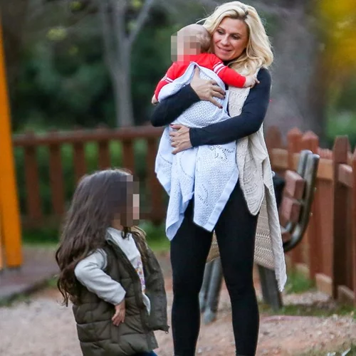 Κατερίνα Καραβάτου: Με τα παιδιά της στην παιδική χαρά