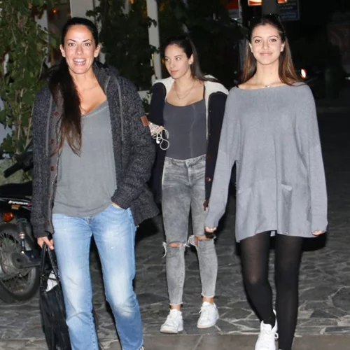 Εύη Αδάμ: Βραδινή έξοδος με τις κόρες της