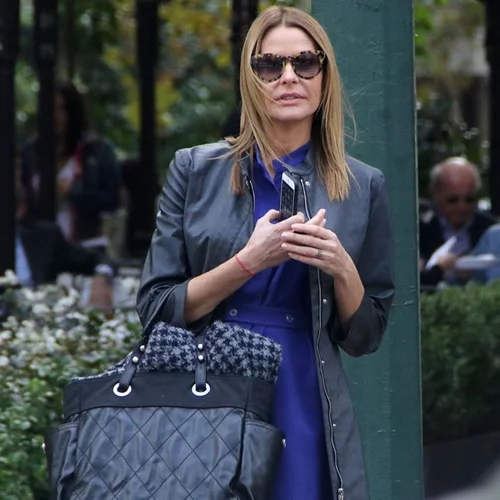 Τζένη Μπαλατσινού: Με εντυπωσιακό look στο κέντρο της Αθήνας