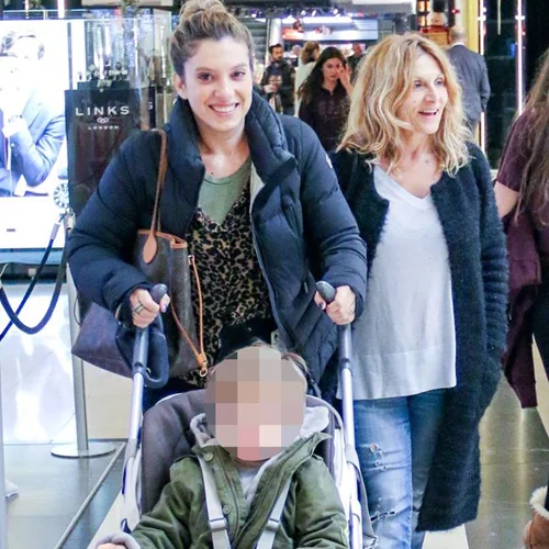 Σύλβια Δεληκούρα: Για ψώνια με τη μητέρα και το γιο της