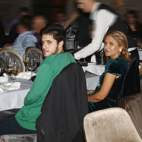 Μάρα Ζαχαρέα - Θοδωρής Ρουσόπουλος: Βραδινή έξοδος με το γιο τους