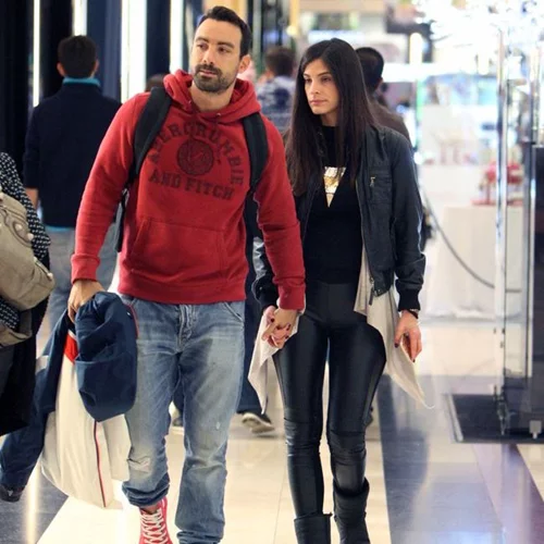 Σάκης Τανιμανίδης: Δες το χριστουγεννιάτικο δέντρο που στόλισε στο γραφείο του