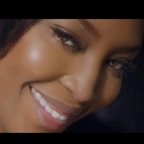 Naomi Campbell: Η νέα της συλλογή εσωρούχων είναι πιο σέξι από ποτέ (βίντεο)