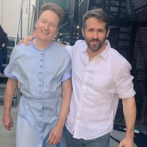 Ryan Reynolds - Conan O’Brien: Αναπαριστούν την πιο χαρακτηριστική σκηνή του «The Notebook»