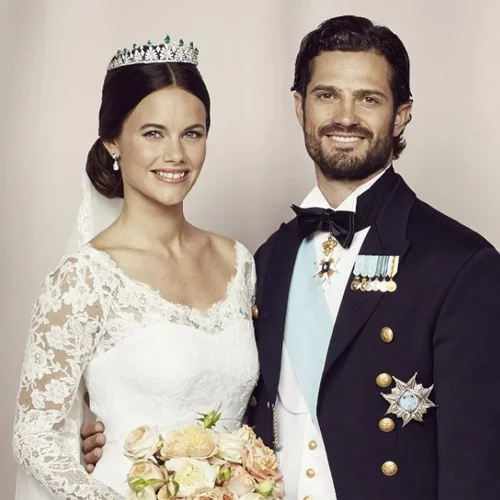 Ο γοητευτικός πρίγκιπας Carl Philip της Σουηδίας ντύθηκε στα χακί για να υπηρετήσει την πατρίδα εν μέσω πανδημίας (pic)