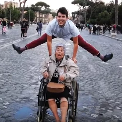Ο Κρητικός εγγονός που πήγε την γιαγιά του στην Ρώμη και μας συγκίνησε
