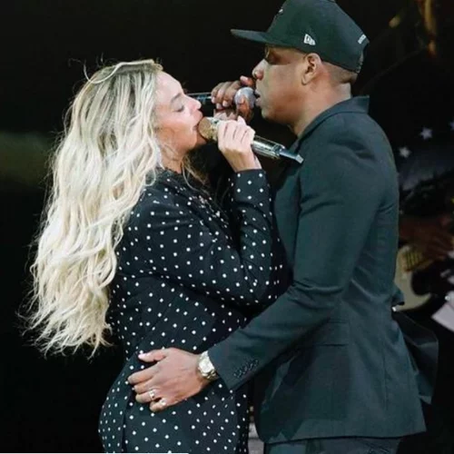 Beyonce - JayZ: Δίνουν το πιο καυτό φιλί on stage!