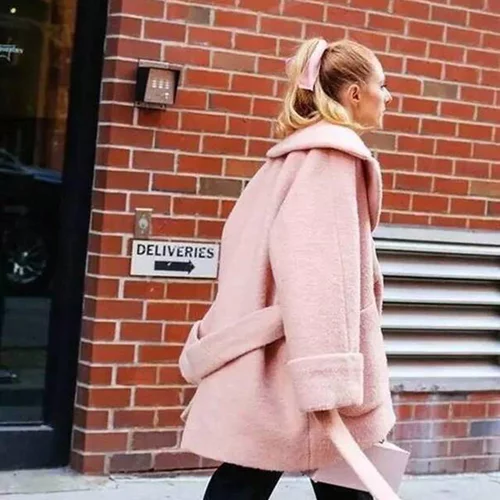 4 ροζ πανωφόρια για να υιοθετήσεις την hot τάση!