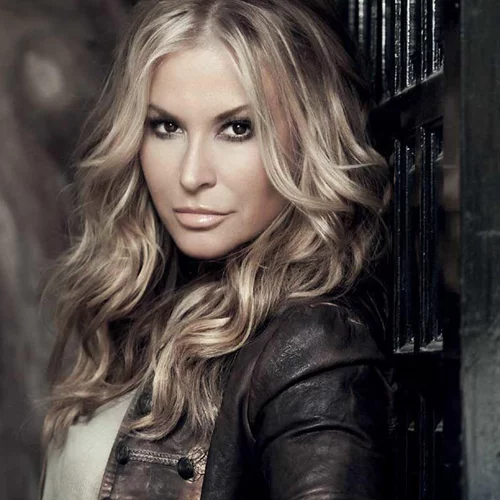 H Anastacia ποζάρει γυμνή και δείχνει τα σημάδια της μαστεκτομής