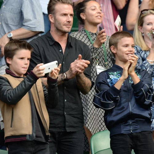 O μικρός γιος των Beckham, Cruz, ηχογραφεί το πρώτο του τραγούδι!