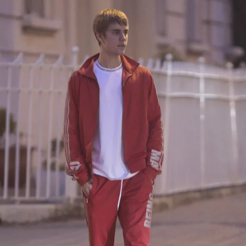 Justin Bieber: Έριξε μπουνιά σε θαυμαστή του(Βίντεο)