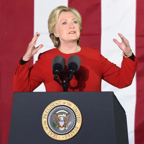 Hillary Clinton: Tα outfit της το βράδυ των εκλογών