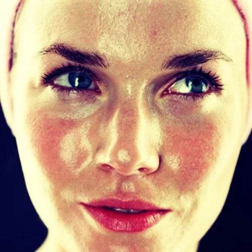 Λιπαρότητα στο πρόσωπο; Απαγορεύεται να κάνεις αυτή την κίνηση!