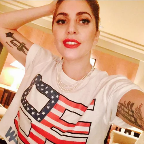 Lady Gaga: Σε ποιον αφιέρωσε το νέο της τατουάζ;