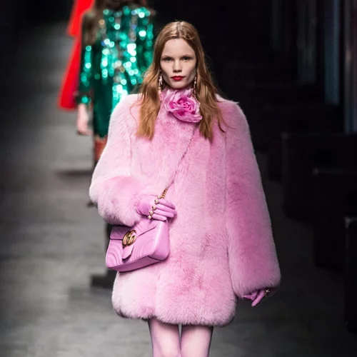 Οι πιο ωραίες συνθετικές γούνες για το χειμώνα