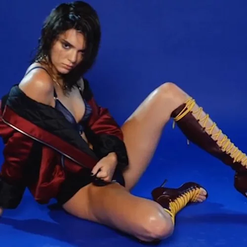 Kendall Jenner & Emily Ratajkwoski «βγαίνουν» από τα ρούχα τους στη νέα διαφήμιση του Love Magazine!