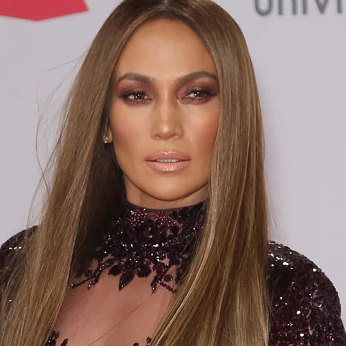 Jennifer Lopez: Πιο εντυπωσιακή από ποτέ με διάφανη ολόσωμη φόρμα στα Latin Grammy Awards!