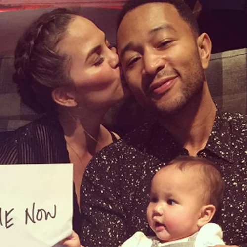 Chrissy Teigen: Μοιράστηκε βίντεο με την πρώτη λέξη της Luna!