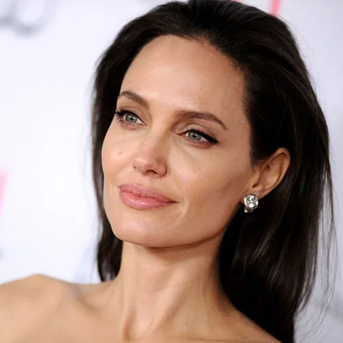 Επιτέλους, η Angelina Jolie επιστρέφει με νέα beauty συνεργασία!