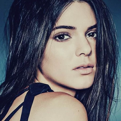 H Kendal Jenner δημοσιεύει το στήθος της και χρησιμοποιεί emojis στα επίμαχα σημεία