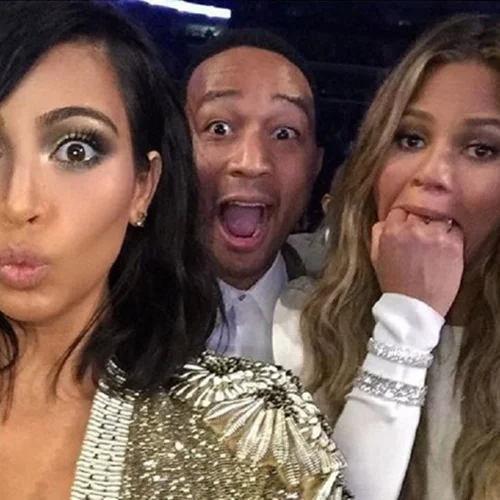 Chrissy Teigen: Προσφέρθηκε να κυοφορήσει το μωρό της Kim Kardashian