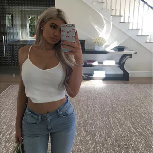 Kylie Jenner: Γυμνή και καλυμένη με μπλε μπογιά σε νέα προκλητική φωτογράφηση