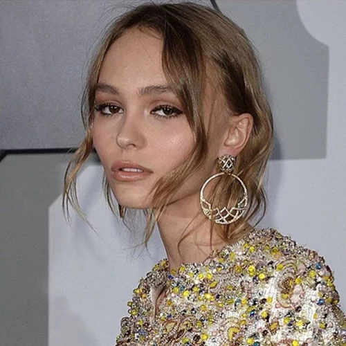 Lily-Rose Depp: Μιλάει για τους γονείς της στην πρώτη της συνέντευξη για τη Vogue