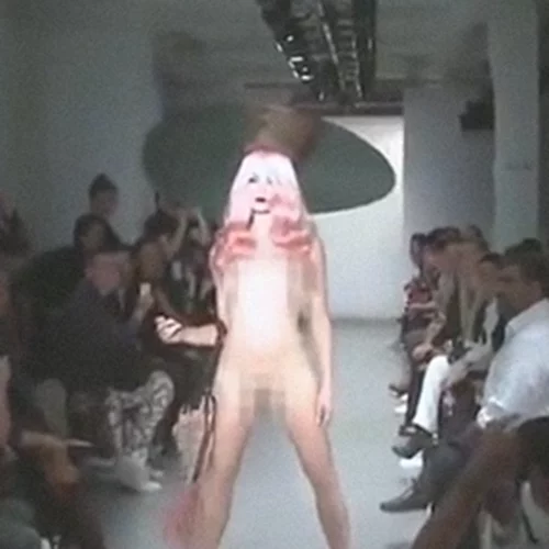 Ολόγυμνα μοντέλα κάνουν catwalk και προκαλούν αντιδράσεις