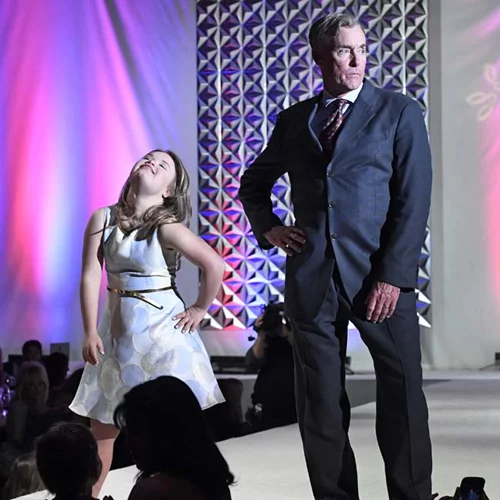 Hilary Swank-Jamie Foxx-Queen Latifah: Στην πασαρέλα με παιδιά που πάσχουν απο σύνδρομο Down