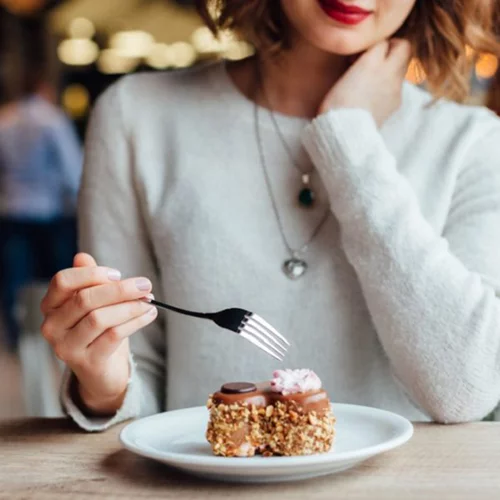 Θερμίδες στο εστιατόριο: Τι συστήνει η διαιτολόγος να τρώμε έξω;