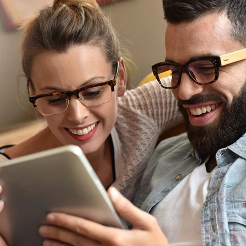 Τι κάνουν τα ζευγάρια και μας τη σπάνε στο Facebook