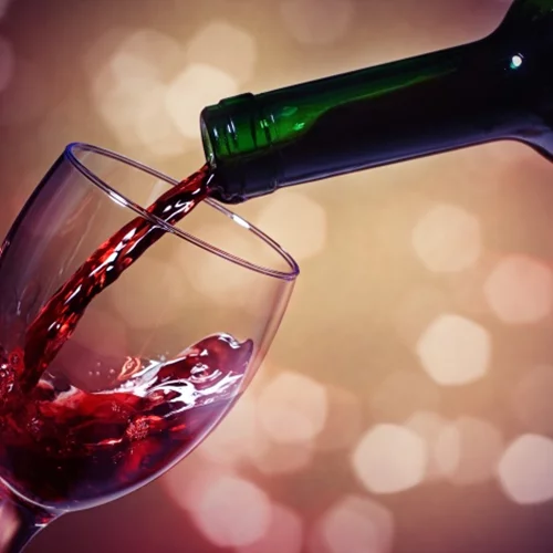 Το πιο ευεργετικό σπα σε θέλει να κολυμπάς μέσα σε κόκκινο κρασί