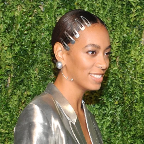 H φωτογράφιση της Solange Knowles με δημιουργίες μη λευκών σχεδιαστών
