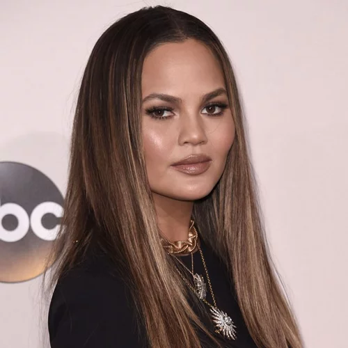 Chrissy Teigen: Απολογείται για την προκλητική της εμφάνιση στα AMAs