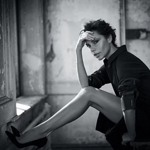 Victoria Beckham: Τα νέα της t-shirts έχουν δημιουργηθεί για φιλανθρωπικό σκοπό