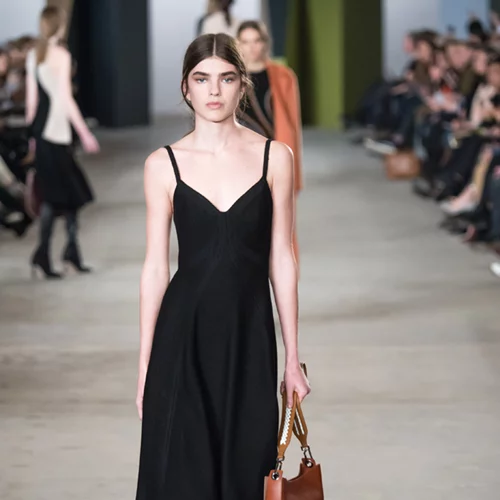 Το slip dress είναι το φόρεμα που χρειάζεται η φθινοπωρινή σου γκαρνταρόμπα