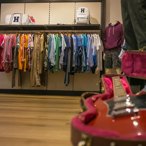 Tommy Hilfiger: Μας προετοιμάζει για το... Καλοκαίρι της Αγάπης!