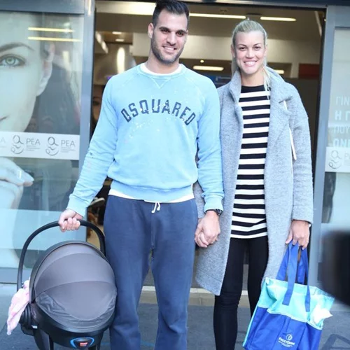 Βάσω Κολλιδά – Γιάννης Εμμανουηλίδης: Οι φωτογραφίες από την έξοδο από το μαιευτήριο