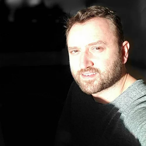 Αργύρης Αγγέλου: Δες το χριστουγεννιάτικο δέντρο που στόλισε παρέα με τους φίλους του