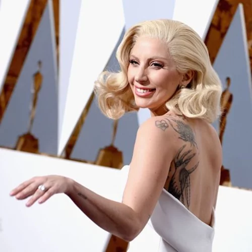 Lady Gaga: Σε ποιον αφιέρωσε το νέο της τατουάζ;