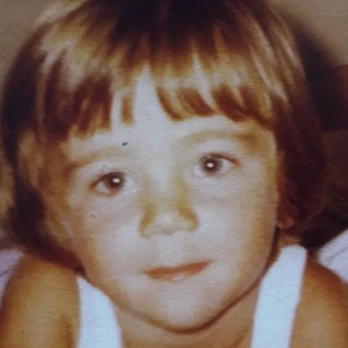 Ποιος Έλληνας ηθοποιός είναι το παιδάκι της φωτογραφίας;