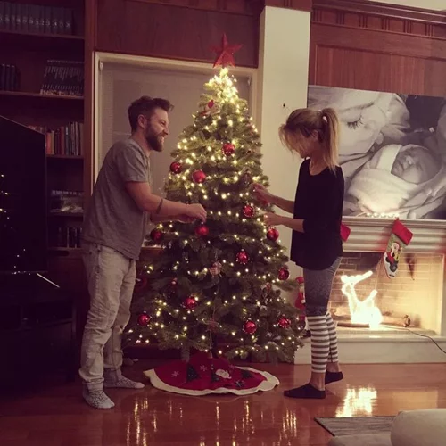 Γιάννης Βαρδής – Νατάσα Σκαφιδά: Με την κορούλα τους μπροστά στο χριστουγεννιάτικο δέντρο του σπιτιού