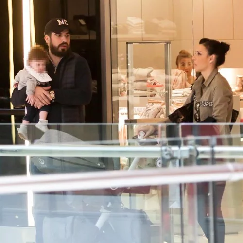 Σίσσυ Φειδά - Γιώργος Ανδρίτσος: Βόλτα με την κόρη τους!