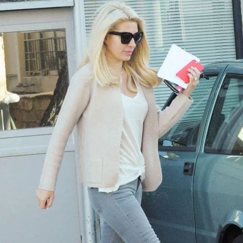 Ελένη Μενεγάκη: Οι φωτογραφίες από την επίσκεψή της στο αστυνομικό τμήμα