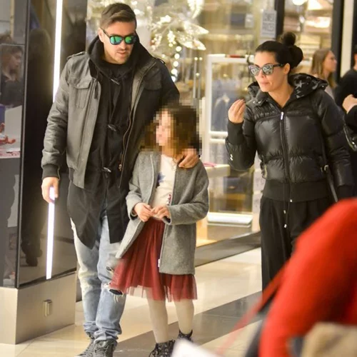 Μαρία Κορινθίου – Γιάννης Αϊβάζης: Χριστουγεννιάτικη βόλτα με την κόρη τους